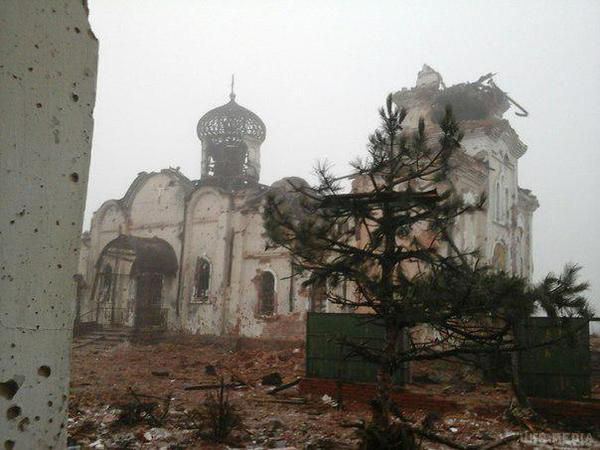 Рік війни на Донбасі: знищені аеропорти, заводи і шахти (фото,відео). Бойовики перетворили на купу сміття кладовища, музеї та цілі селища