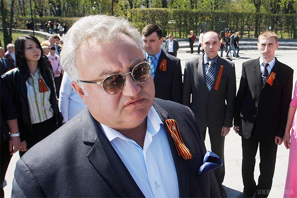 Чому був убитий соратник Януковича ?. У правоохоронних органах України схиляються до версії, що колишній народний депутат від Партії регіонів Олег Калашников міг бути застрелений на порозі власного будинку з-за політичної діяльності.