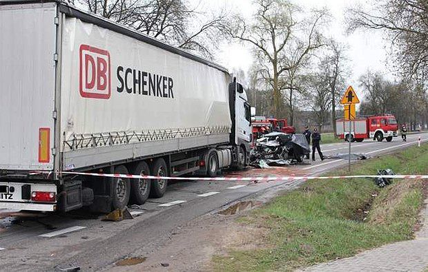 У Польщі через ДТП загинуло 4 громадян України. Автомобіль Wolkswagen виїхав на смугу зустрічного руху і зіткнувся з вантажівкою