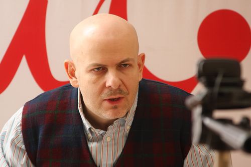 У столиці застрелили відомого журналіста Олеся Бузину. Про це повідомив у Фейсбуці радник голови МВС Антон Геращенко.