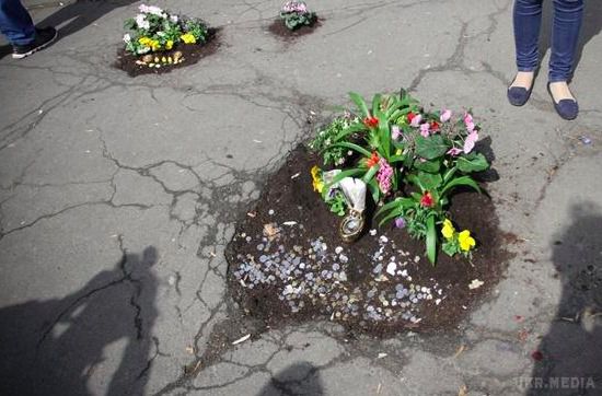 У Києві ями на дорогах засадили квітами. О 13:00 на вулиці Московській біля заводу "Арсенал" зібралося два десятки активістів. 