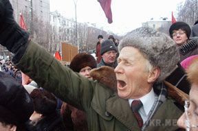 «Козаки» Дрьомова розігнали мітинг пенсіонерів у Стаханові. Під час видачі пенсій в Стаханові відбувся стихійний мітинг серед отримуютючих виплати. 