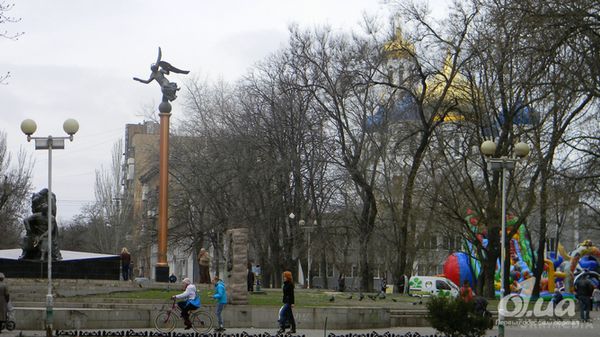 В Одесі мітингували ''бесарабські сепаратисти''. Мітинг за участю біля двадцяти чоловік, що представилися активістами “Народної Ради Бесарабії”, був припинений правоохоронцями на території Старобазарного скверу. 