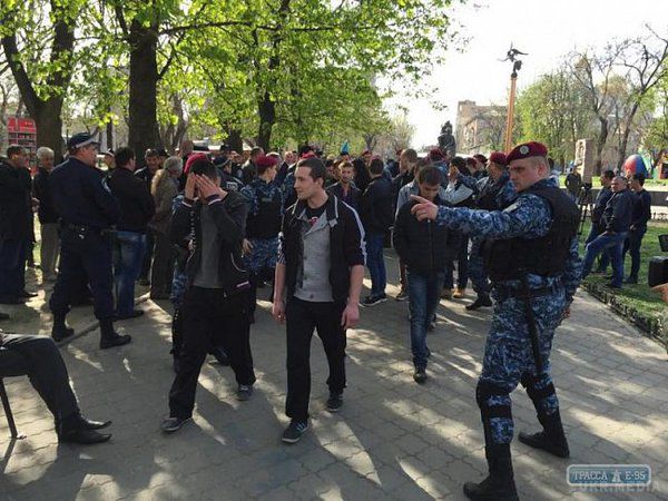  Одеса. Затримали близько 30 активістів "Народної ради Бессарабії". Близько 30 активістів так званої "Народної ради Бессарабії" на чолі з Вірою Шевченка були затримані одеською міліцією 16 квітня.