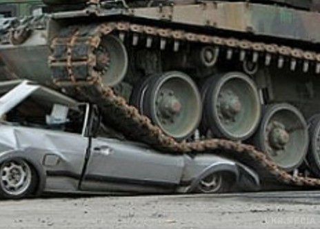 Танк «ДНР» роздавив машину в Шахтарську. 13 квітня близько міста Шахтарськ (Донецька область) відбувся наїзд важкої техніки (ймовірно танк) угруповання бойовиків «ДНР» на цивільний автомобіль. 