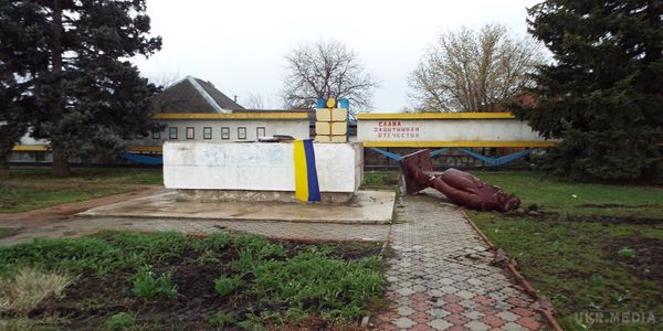  У Станиці Луганській впав пам'ятник Леніну - Москаль. В ніч на 17 квітня з невідомої причини обвалився пам'ятник Леніну в Станиці Луганській.
