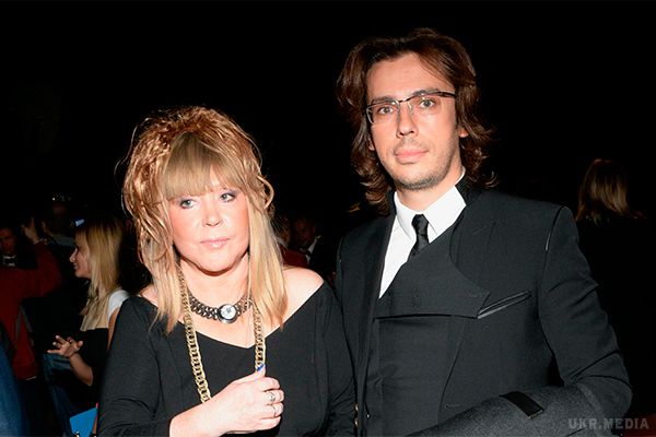 Максим Галкін так і не з'явився на День народження Пугачової. Примадонна вітчизняної сцени Алла Пугачова відсвяткувала 66-й день народження у вузькому колі. Однак на скромному святі не було навіть молодого чоловіка співачки Максима Галкіна.