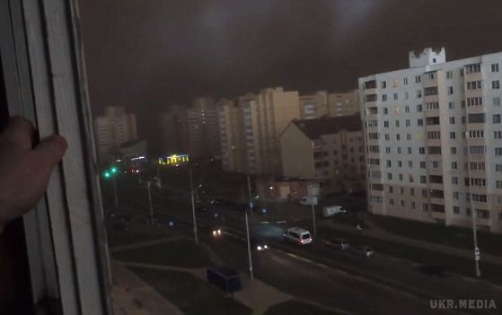 У Білорусі штормові хмари перетворили день на ніч (відео). Буря супроводжувалася сильним дощем.