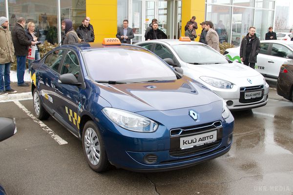 Електричне таксі: реальність чи фантастика?. З десяток електромобілів показали столичним журналістам. Серед них вісім седанів Renault Fluence Z. E. Половина з них будуть працювати в таксі, а друга возити чиновників. Чи ми зможемо відмовитися від бензину і перейти на електротранспорт?
