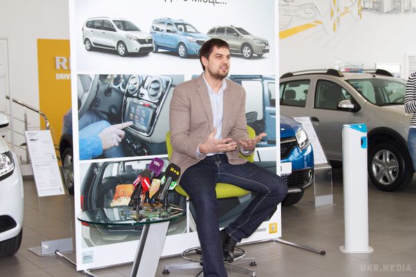 Електричне таксі: реальність чи фантастика?. З десяток електромобілів показали столичним журналістам. Серед них вісім седанів Renault Fluence Z. E. Половина з них будуть працювати в таксі, а друга возити чиновників. Чи ми зможемо відмовитися від бензину і перейти на електротранспорт?