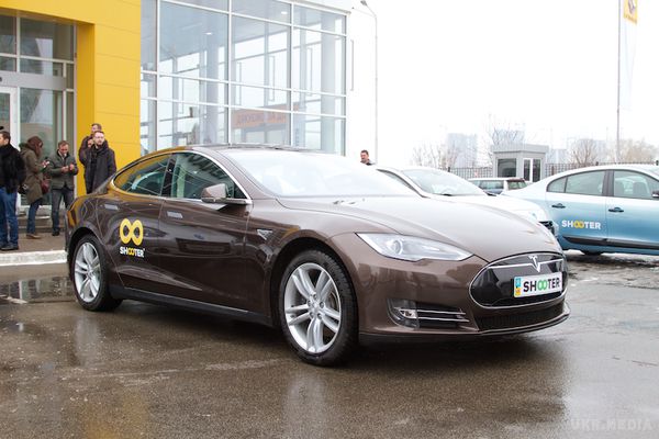 Електричне таксі: реальність чи фантастика?. З десяток електромобілів показали столичним журналістам. Серед них вісім седанів Renault Fluence Z. E. Половина з них будуть працювати в таксі, а друга возити чиновників. Чи ми зможемо відмовитися від бензину і перейти на електротранспорт?