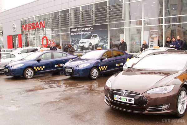 Електричне таксі: реальність чи фантастика?. З десяток електромобілів показали столичним журналістам. Серед них вісім седанів Renault Fluence Z. E. Половина з них будуть працювати в таксі, а друга возити чиновників. Чи ми зможемо відмовитися від бензину і перейти на електротранспорт?