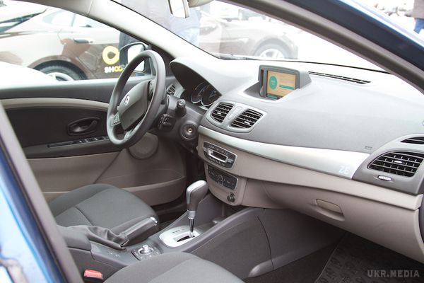 Електричне таксі: реальність чи фантастика?. З десяток електромобілів показали столичним журналістам. Серед них вісім седанів Renault Fluence Z. E. Половина з них будуть працювати в таксі, а друга возити чиновників. Чи ми зможемо відмовитися від бензину і перейти на електротранспорт?