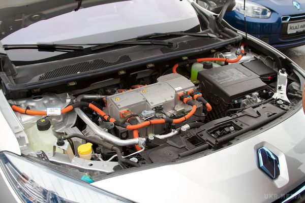 Електричне таксі: реальність чи фантастика?. З десяток електромобілів показали столичним журналістам. Серед них вісім седанів Renault Fluence Z. E. Половина з них будуть працювати в таксі, а друга возити чиновників. Чи ми зможемо відмовитися від бензину і перейти на електротранспорт?