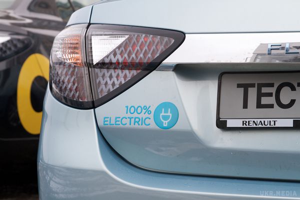 Електричне таксі: реальність чи фантастика?. З десяток електромобілів показали столичним журналістам. Серед них вісім седанів Renault Fluence Z. E. Половина з них будуть працювати в таксі, а друга возити чиновників. Чи ми зможемо відмовитися від бензину і перейти на електротранспорт?