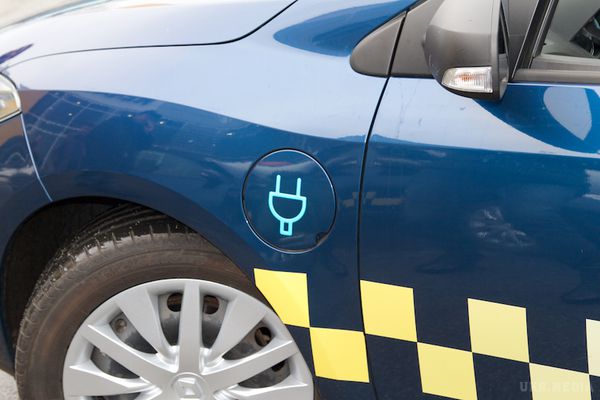 Електричне таксі: реальність чи фантастика?. З десяток електромобілів показали столичним журналістам. Серед них вісім седанів Renault Fluence Z. E. Половина з них будуть працювати в таксі, а друга возити чиновників. Чи ми зможемо відмовитися від бензину і перейти на електротранспорт?