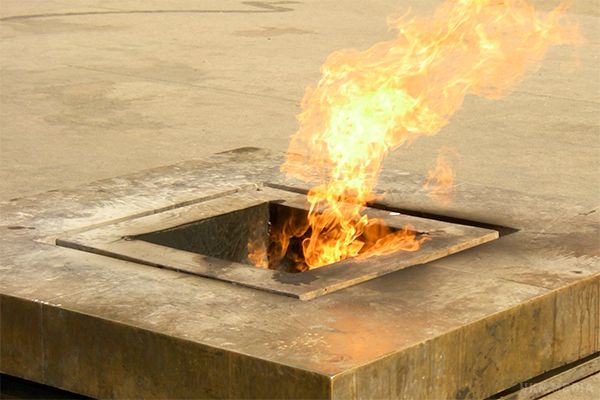Біля Вічного вогню згорів п'яний петербуржець. Нетверезий петербуржець, заснувши біля Вічного вогню, отримав серйозні опіки. Його госпіталізували у важкому стані.