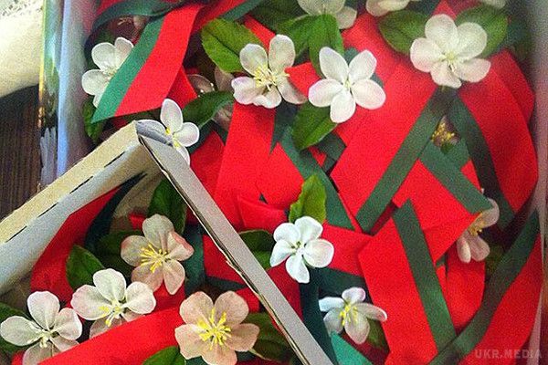 У Білорусі замінять''колорадську'' стрічку квіткою. Стрічка кольорів колорадського жука, яку в Росії називають "георгіївською", негласно оголошена поза законом у Білорусі після того, як вона стала символом російських окупантів і місцевих сепаратистів в Україні.