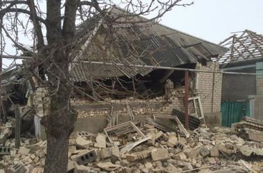 Бойовики обстріляли село Валуйське, снаряди потрапили в житлові будинки. Снаряди сильно пошкодили будівлі