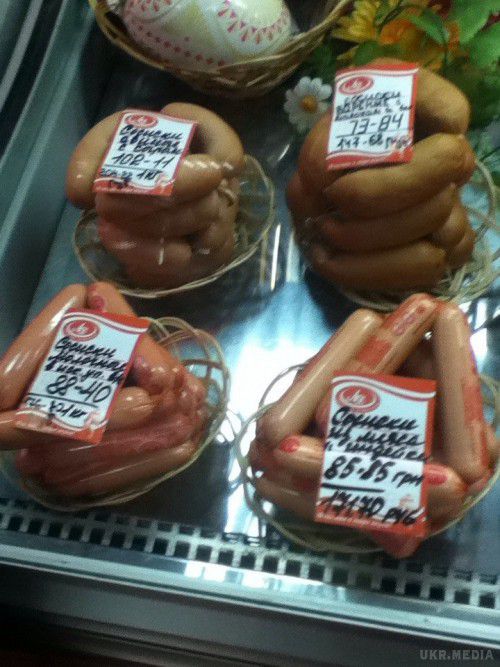 Фотофакт: ціни на продукти в фірмовому магазині «Луганські делікатеси». Луганський м'ясокомбінат, виробничі потужності якого знаходяться в Луганську, продовжує працювати і випускати продукцію. 