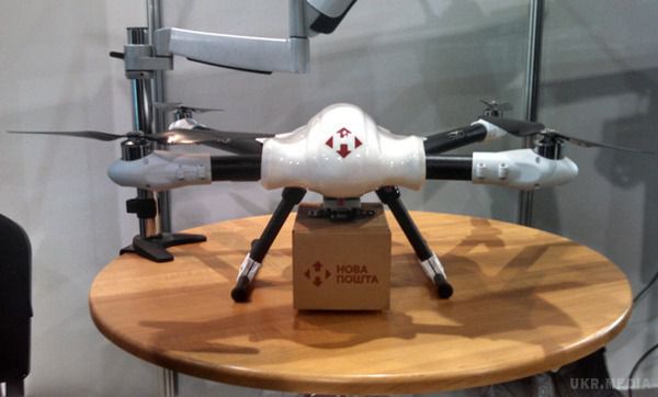 "Нова пошта" збирається доставляти товари безпілотниками. Логістична компанія «Нова пошта» показала на конференції iForum працюючий прототип робота-листоношу, розроблений спільно з Drone.UA