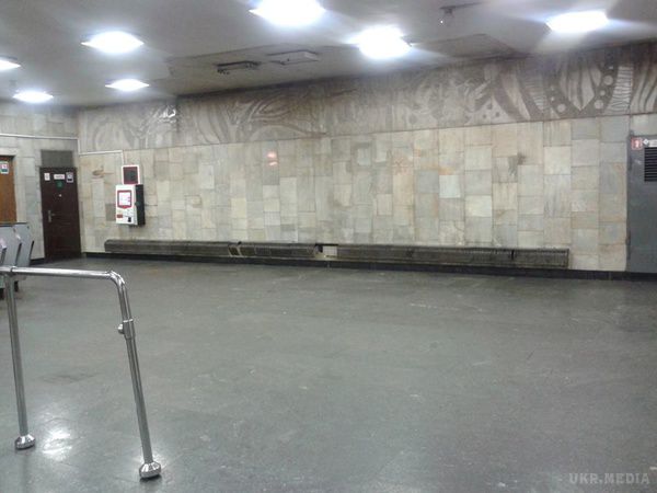 На станціях метро і в переходах демонтують кіоски. На станціях київської підземки "Поштова площа" та "Осокорки" проведено демонтаж перших торговельних кіосків