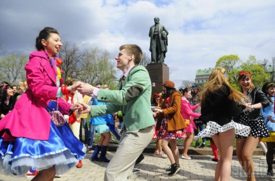 У Києві відбувся перший парад стиляг. Учасники зібралися у парку імені Тараса Шевченка, звідки з танцями попрямували до Майдану Незалежності.