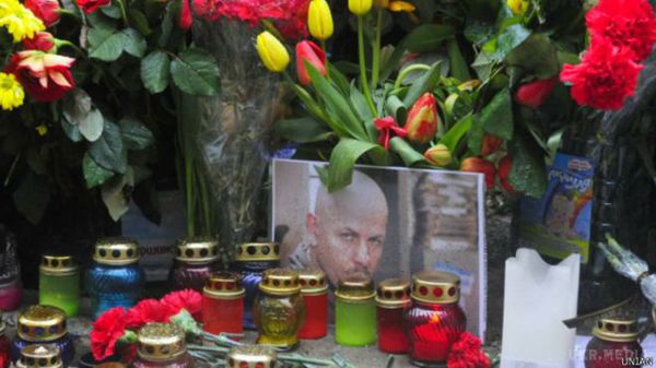 Олеся Бузину поховали у столичному кладовищі в Берковцях. У Києві в неділю попрощалися з убитим 16 квітня екс-шеф-редактором газети "Сегодня", публіцистом Олесем Бузиною.