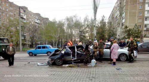 У Донецьку сталося чергове ДТП за участю бойовиків (фото). 19 квітня, на Ленінському проспекті в центрі міста Донецька не змогли розминутися два автомобілі бойовиків. 
