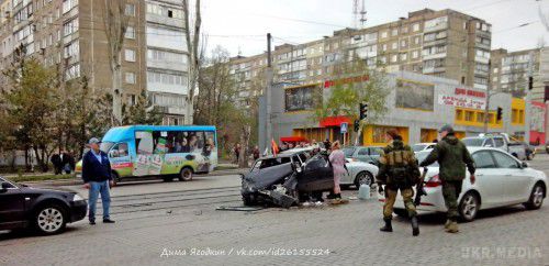 У Донецьку сталося чергове ДТП за участю бойовиків (фото). 19 квітня, на Ленінському проспекті в центрі міста Донецька не змогли розминутися два автомобілі бойовиків. 