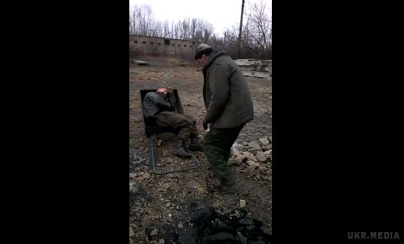 «Сили ополчення» возять п'яних на візку під Донецьким аеропортом (відео). Бойовики незаконного підрозділу «Сомалі» виклали в мережу відео, де їх «побратим по зброї» спить п'яний у візку, який вони потім кудись відвозять. 