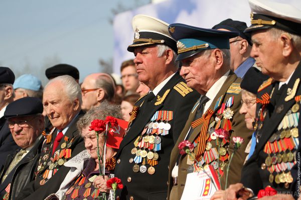 Держдума Росії запросила ветеранів з Донбасу до Москви на парад. Ветеранам з Донбасу від Росії будуть вручені подарункові годинники на зразок тих, які Сталін вручав, і медалі
