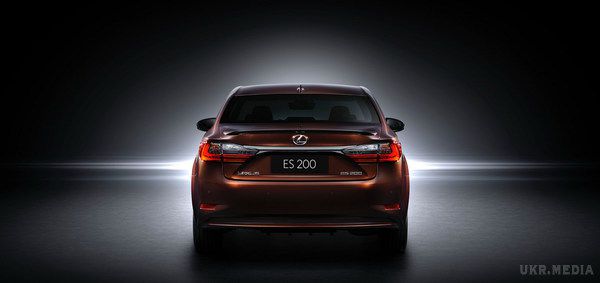 Автомобілі представлені на Шанхайському автосалоні. Lexus показав оновлений седан ES і кросовер RX з турбомотором