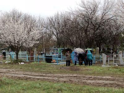 На Луганщині в поминальні дні. Війна не пустила донбасівців на кладовища