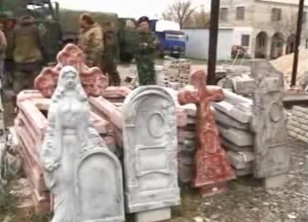 Красномовно: Бойовиків ''ЛНР''  заохочують воювати, обіцяючи без хреста на могилі не залишити  (відео). Росіяни вирішили приурочити красномовний дарунок до 9 травня.