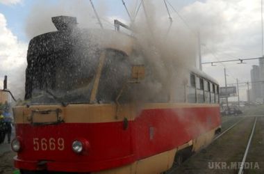 У Запоріжжі загорівся трамвай з людьми. Ймовірно, причиною пожежі стало коротке замикання