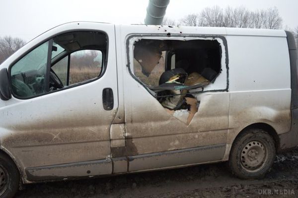  На Донбасі під снайперський обстріл  потрапили харківські волонтери (фото). В авто влучила ракета