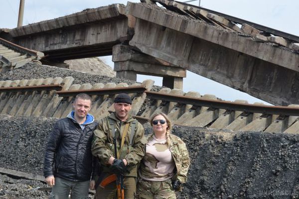  На Донбасі під снайперський обстріл  потрапили харківські волонтери (фото). В авто влучила ракета