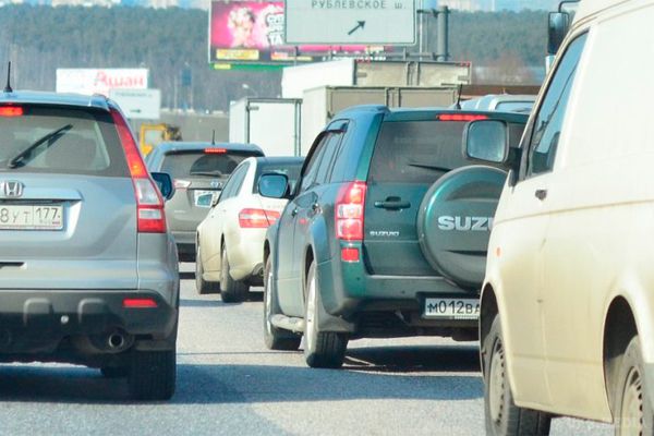 Смертельна аварія з 20 машинами на МКАД. На 19-му кілометрі МКАД зіткнулися 20 автомобілів. 