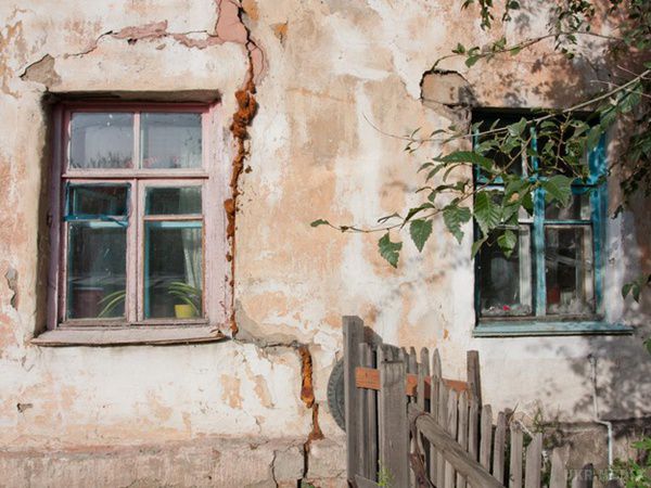 Жителів 50 аварійних будинків в Криму переселять в нове житло до кінця 2015 року. До грудня жителів аварійних будинків обіцяють переселити