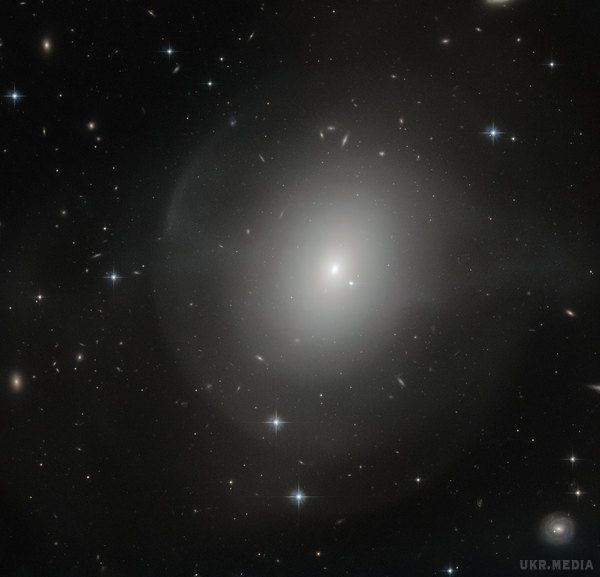Вчені винайшли нову галактику, - NGC 2865. Молода і динамічно розвивається еліптична галактика