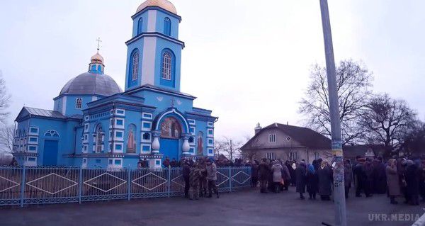 Дожились... брат на брата... У Рівненській обл. біля храму УПЦ Московського патріархату відбулася бійка за участю 350 віруючих