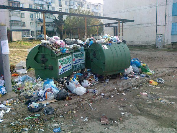У Сімферополі з настанням весни істотно зросли обсяги сміття. Глава адміністрації Сімферополя розповів, чому в місті багато сміття