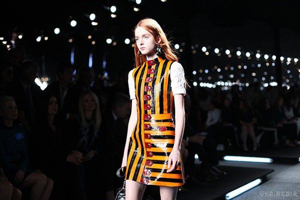 «Георгіївський» глянець: український Elle вийшов з неоднозначною обкладинкою. (ФОТО). Втім, ряд українських блогерів вважають появу на вулицях Києва білбордів з «георгіївською» нарядом моделі «пропагандою Кремля» і проросійської провокацією.