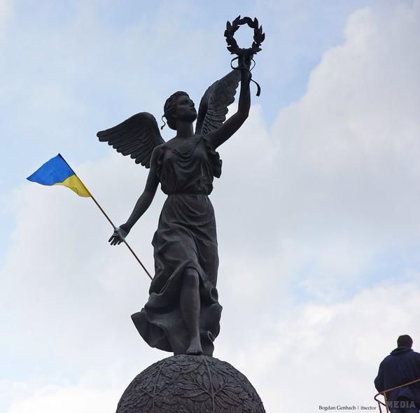 ФОТОФАКТ. Харків'яни в день народження Леніна вивісили в центрі міста український прапор. Акцію охороняють правоохоронці