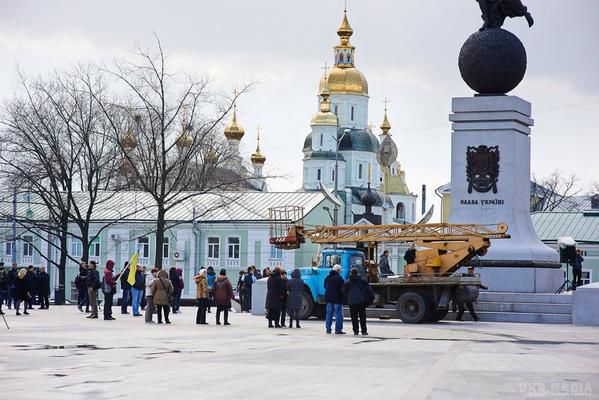 ФОТОФАКТ. Харків'яни в день народження Леніна вивісили в центрі міста український прапор. Акцію охороняють правоохоронці