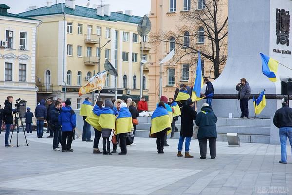 ФОТОФАКТ. Харків'яни в день народження Леніна вивісили в центрі міста український прапор. Акцію охороняють правоохоронці