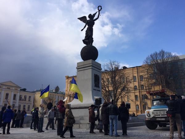 ФОТОФАКТ. Харків'яни в день народження Леніна вивісили в центрі міста український прапор. Акцію охороняють правоохоронці