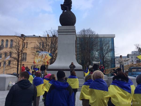 ФОТОФАКТ. Харків'яни в день народження Леніна вивісили в центрі міста український прапор. Акцію охороняють правоохоронці