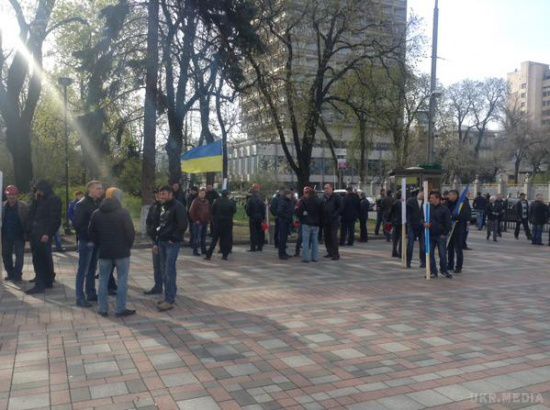 Сьогодні під стінами будівлі ВР в Києві знову почали збиратися шахтарі. Під Радою знову збираються шахтарі